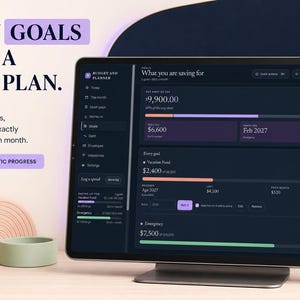 Peut inclure: Une interface num&eacute;rique de budget et de planification affich&eacute;e sur un &eacute;cran d'ordinateur. L'&eacute;cran pr&eacute;sente des objectifs financiers, des barres de progression d'&eacute;pargne et des cibles mensuelles. Le texte indique : TURN GOALS INTO A REAL PLAN. See your progress, what's left and exactly what to save each month. GOALS + AUTOMATIC PROGRESS.