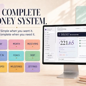 Peut inclure: Un &eacute;cran d'ordinateur affiche une interface de budget et de planification num&eacute;rique avec le texte A COMPLETE MONEY SYSTEM. Simple when you want it. Complete when you need it. Neuf boutons rectangulaires color&eacute;s &eacute;tiquet&eacute;s TODAY, MONTH, MUST-PAYS, MONEY IN, GOALS, DEBT, ENVELOPES, MILESTONES et SETTINGS sont dispos&eacute;s sur la gauche.
