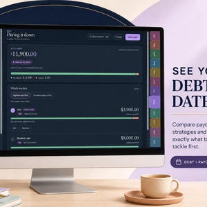 Peut inclure: Un &eacute;cran d'ordinateur affichant une interface num&eacute;rique de planification budg&eacute;taire et de dettes en mode sombre, indiquant des totaux de 11 900,00 $, 3 900,00 $ et 8 000,00 $. Le texte &agrave; droite indique : SEE YOUR DEBT-FREE DATE. Compare payoff strategies.