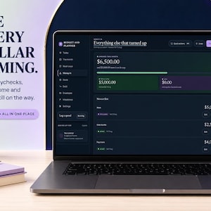 Peut inclure: Un ordinateur portable affichant une interface de logiciel de budget et de planification sur fond sombre. L'&eacute;cran pr&eacute;sente des donn&eacute;es financi&egrave;res, dont un total de 6 500,00, avec le texte SEE EVERY DOLLAR COMING. Track paychecks, side income.