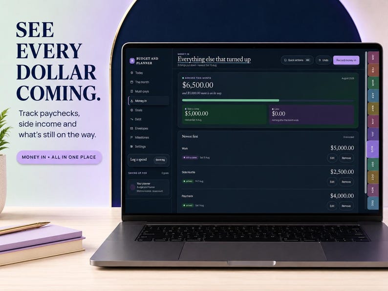 Peut inclure: Un ordinateur portable affichant une interface de logiciel de budget et de planification sur fond sombre. L'&eacute;cran pr&eacute;sente des donn&eacute;es financi&egrave;res, dont un total de 6 500,00, avec le texte SEE EVERY DOLLAR COMING. Track paychecks, side income.