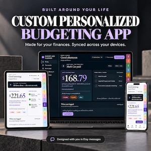 Puede incluir: Una interfaz de aplicación de presupuesto digital mostrada en una computadora portátil, tableta y teléfono inteligente. Las pantallas muestran herramientas de planificación financiera, incluyendo un saldo disponible y funciones de registro.