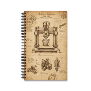 Può includere: Un taccuino a spirale con una copertina in stile pergamena vintage che presenta un dettagliato schizzo tecnico di una stampante 3D. La copertina include il testo Machina ad Imprimendum, Tabula Prima e vari diagrammi meccanici con etichette in latino.