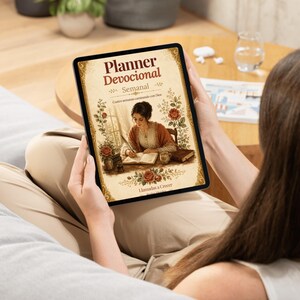 Peut inclure: Une tablette numérique affichant la couverture d'un planificateur dévotionnel intitulé Planner Devocional Semanal. L'illustration montre une personne écrivant dans un livre, entourée de roses rouges, de bordures dorées et du texte Llamadas a Crecer.