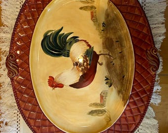 Grande piatto da portata ovale da 20,5" (52 cm) con il logo "Gallo toscano" di Vintage Certified International, disegnato da Pamela Gladding.