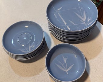 Vintage Winfield porslinsset med blått och stillahavsmotiv, 15 delar MCM California keramik, ljusblå vita bambu tallrikar och skålar, 1950-talet