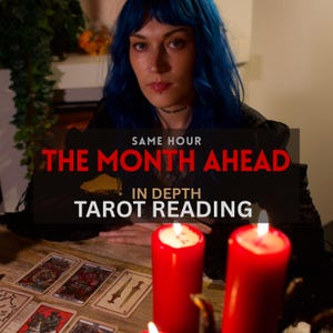 Peut inclure: Une personne aux cheveux bleus est assise derrière une table en bois avec des cartes de tarot et des bougies piliers rouges. Le texte indique : SAME HOUR THE MONTH AHEAD IN DEPTH TAROT READING. La personne porte un haut noir et un piercing au nez.