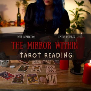 Può includere: Un set per la lettura dei tarocchi su un tavolo in legno con diverse carte disposte, due candele rosse, un piccolo contenitore in ceramica bianca e un cristallo rosa. Il testo recita DEEP REFLECTION, EXTRA DETAILED, THE MIRROR WITHIN, TAROT READING.