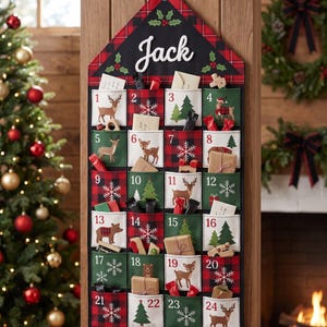 Peut inclure: Un calendrier de l'Avent en tissu à suspendre avec une bordure à carreaux rouges et noirs et une section supérieure noire portant le nom Jack en écriture blanche. Il comporte vingt-quatre poches numérotées décorées de motifs de cerfs et de flocons.