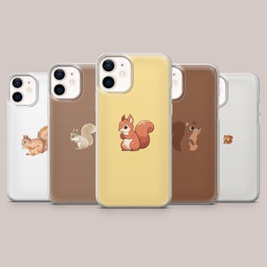 Peut inclure: Cinq coques de smartphone alignées, chacune présentant une illustration d'écureuil différente. Les coques varient en couleur, incluant transparent, marron clair, jaune et marron foncé, avec des motifs d'écureuils réalistes ou dessinés.