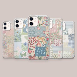 Peut inclure: Cinq coques de téléphone transparentes disposées en rangée, chacune présentant un motif patchwork unique composé de divers imprimés floraux, à pois, à carreaux et de papillons dans des tons pastel de bleu, rose, jaune et vert sur fond neutre.