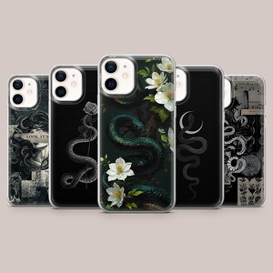 Könnte beinhalten: Fünf Smartphone-Hüllen mit dunklen Motiven. Die erste zeigt ein Gesicht mit dem Text LOOK AT ME, die zweite eine Schlange auf einer Rose, die dritte eine grüne Schlange mit weißen Blüten, die vierte eine Mondsichel mit Schlange und die fünfte eine Collage.