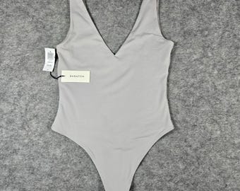 Body de mujer Babaton color gris ópalo con escote en V y tanga, talla pequeña.