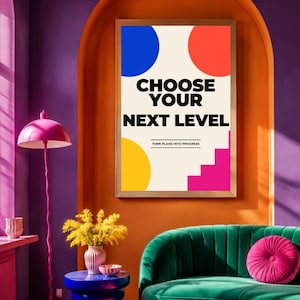 Peut inclure: Une affiche murale rectangulaire sur fond crème avec un cercle bleu, un cercle rouge, un cercle jaune et un escalier rose. Le texte indique CHOOSE YOUR NEXT LEVEL et TURN PLANS INTO PROGRESS en lettres noires en gras.