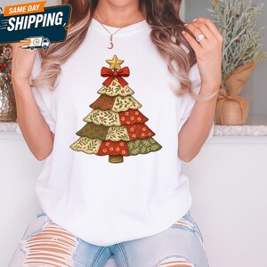 Camiseta vintage de patchwork com árvore de Natal, camiseta natalina estilo colcha retrô, camiseta fofa com laço, presente natalino estilo cottagecore