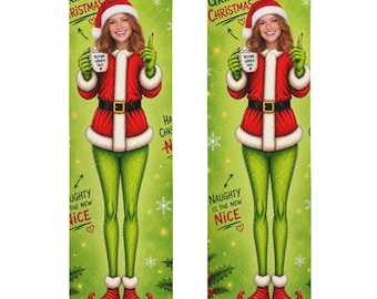 Op de afbeelding: Een paar groene sokken met een bedrukte illustratie van een persoon in een rood-wit kerstman-outfit met groene harige benen en rode gekrulde schoenen. De tekst luidt GRINGY CHRISTMAS, NAUGHTY IS THE NEW NICE en op de mok RESTING GRINCH FACE.