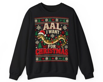 Op de afbeelding: Een zwart sweatshirt met lange mouwen en een grafische print van een aal met een kerstmuts, omwikkeld met gekleurde kerstverlichting. De tekst luidt AAL I WANT FOR CHRISTMAS, omringd door een patroon van sneeuwvlokken, bomen en vissen.