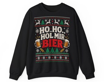 Op de afbeelding: Een zwart sweatshirt met lange mouwen en een feestelijke kerstafbeelding met de tekst HO..HO.. HOL MIR BIER. Het ontwerp bevat illustraties van rendieren, sneeuwvlokken, dennenbomen en twee bierpullen met schuim.