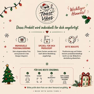 May include: An informational graphic with a cream background featuring the Toast & Vibes logo, Christmas decorations, and German text explaining custom product personalization, production processes, and photo quality requirements for best results.