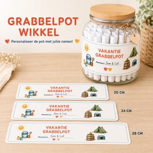 Op de afbeelding: Een glazen pot met bamboe deksel gevuld met witte papierrolletjes, voorzien van een label met de tekst VAKANTIE GRABBELPOT en Sem & Lot. Drie extra rechthoekige labels worden getoond met de lengtes 20 cm, 24 cm en 28 cm.