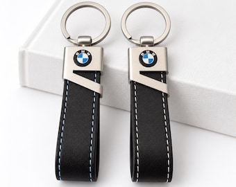 Personalisierter Schlüsselanhänger Bmw-Style Schwarzes Leder , Silberner Metallanhänger | Hellblaue ,weiße Naht | Geschenk für Autofahr