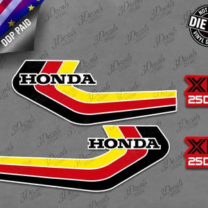 Puede incluir: Un conjunto de calcomanías de vinilo troqueladas que incluye dos gráficos largos y curvos para tanque de motocicleta Honda con rayas amarillas, rojas y negras. Se incluyen dos calcomanías rectangulares pequeñas rojas y negras con el texto XL 250S.