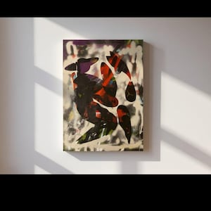Op de afbeelding: Een rechthoekig schilderij op canvas met abstracte vormen in zwart, rood en paars, gelaagd over een wit en beige met spuitbus beschilderde achtergrond. De compositie bevat donkere, organische vormen met scherpe randen en zachte, wazige witte verfspatten.
