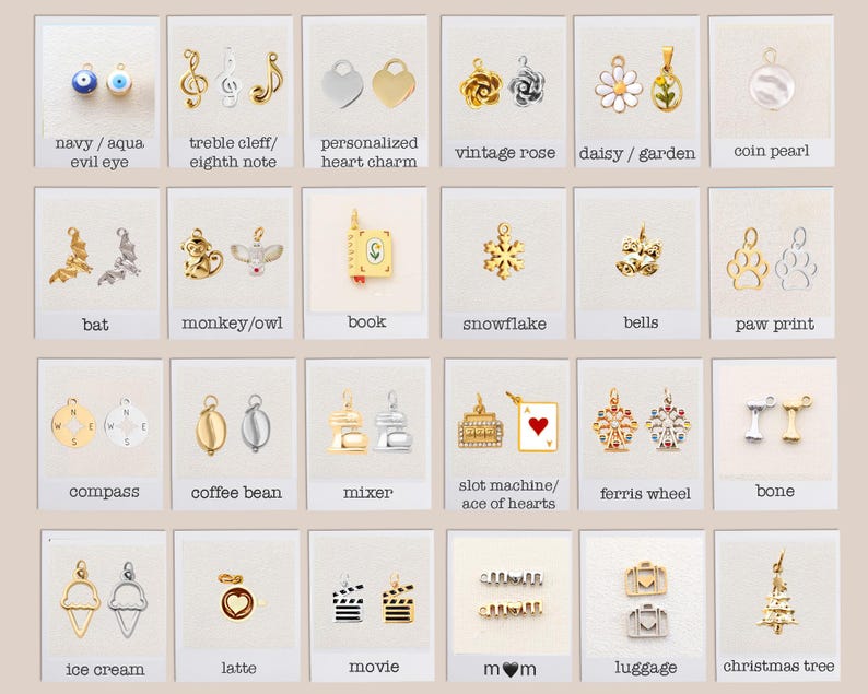 Op de afbeelding: Een verzameling kleine metalen bedels gerangschikt in een raster, met diverse vormen waaronder ogen, muzieknoten, harten, bloemen, dieren, objecten en symbolen, elk gelabeld met de bijbehorende naam in zwarte tekst.