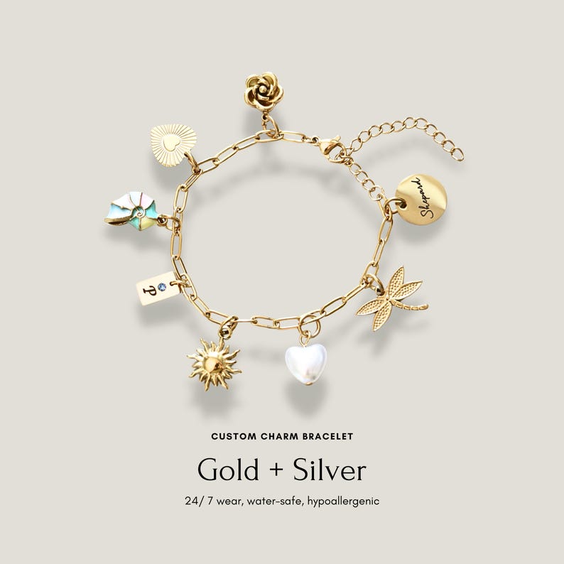Op de afbeelding: Een goudkleurige schakelarmband met bedels in de vorm van een roos, een stralend hart, een pastelkleurige schelp, een rechthoekig plaatje met de letter P en een blauwe steen, een zon, een wit hart, een libel en een ronde hanger met de inscriptie Shepard.