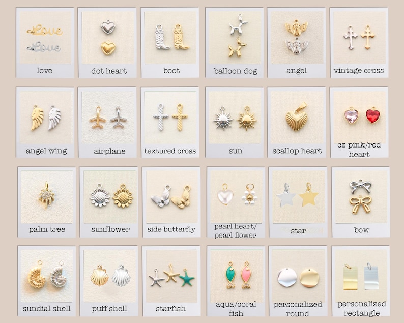 Op de afbeelding: Een verzameling kleine metalen bedels gerangschikt in een raster, met diverse vormen zoals harten, kruisen, dieren, hemelse symbolen, schelpen en strikken in goud- en zilvertinten, elk gelabeld met de specifieke naam van het ontwerp.
