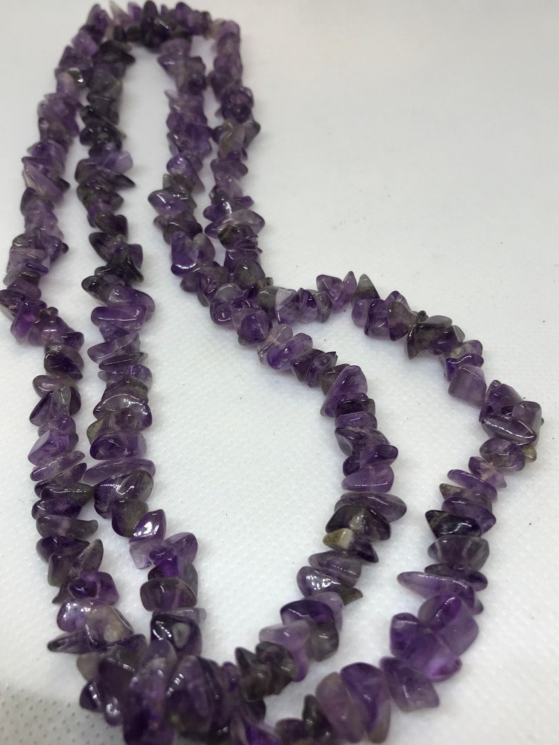 79.2 grms 32\u201d long continous strand 3878 Amathyst chip necklace many beads 14mm long 4mm wide