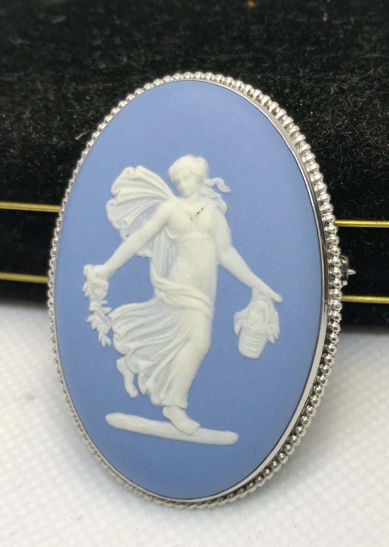 17grms Sterling silver wedgewood pin brooch great condition 52x36mm 3576