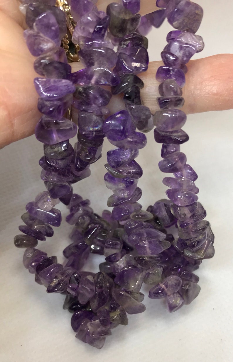 79.2 grms 32\u201d long continous strand 3878 Amathyst chip necklace many beads 14mm long 4mm wide