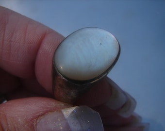 Sterling Silver Mother of Pearl Ring Size 6- 454.