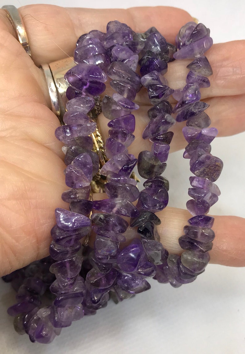 79.2 grms 32\u201d long continous strand 3878 Amathyst chip necklace many beads 14mm long 4mm wide