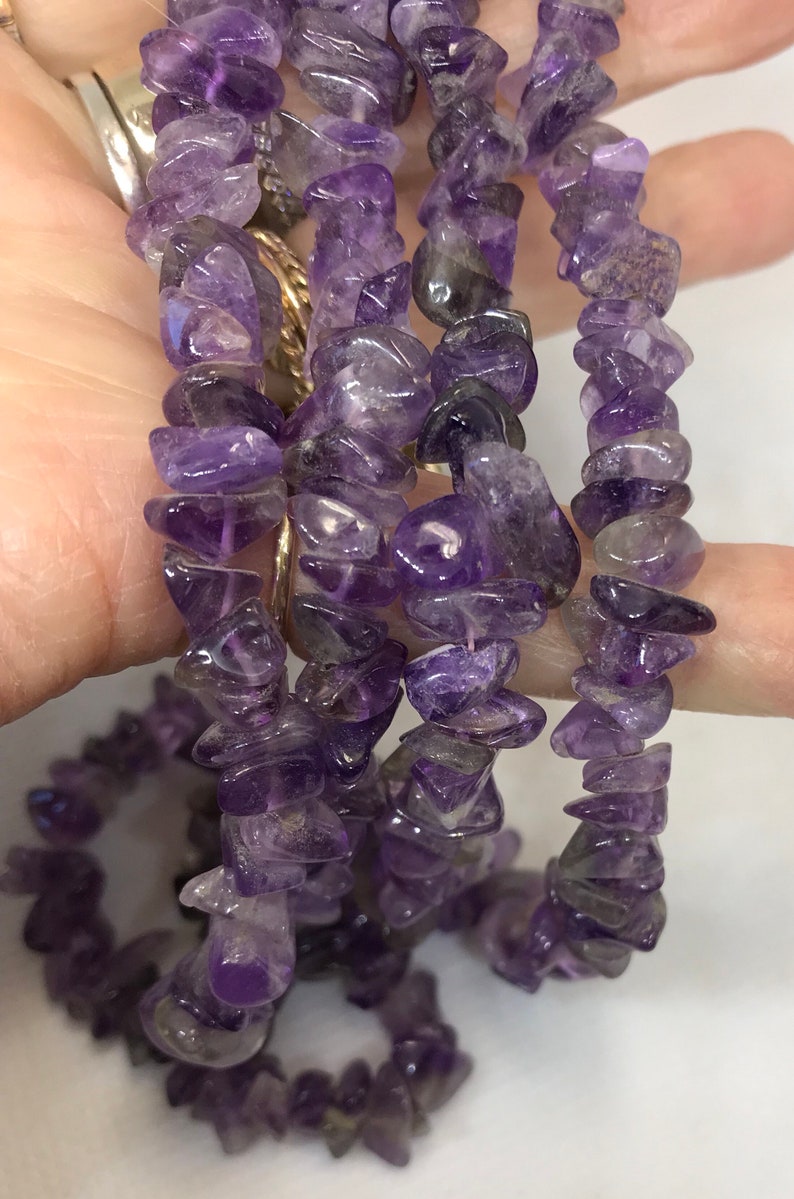 79.2 grms 32\u201d long continous strand 3878 Amathyst chip necklace many beads 14mm long 4mm wide