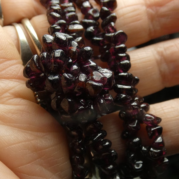 Garnet Chip Necklace - Plum Grape garnets -aver sz 4mm chip--24" long-lariat type--48 grms 2698