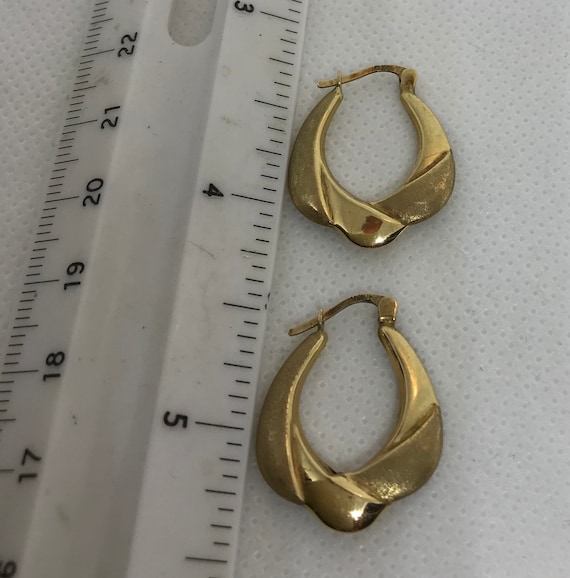10kt gold earrings, so pretty, and dainty.  2 grm… - image 2