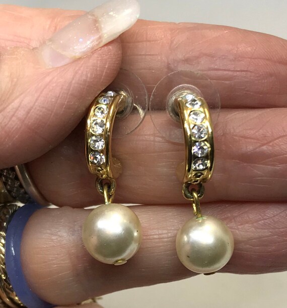 2 pr pearl earrings, one with a hugger and drop pe