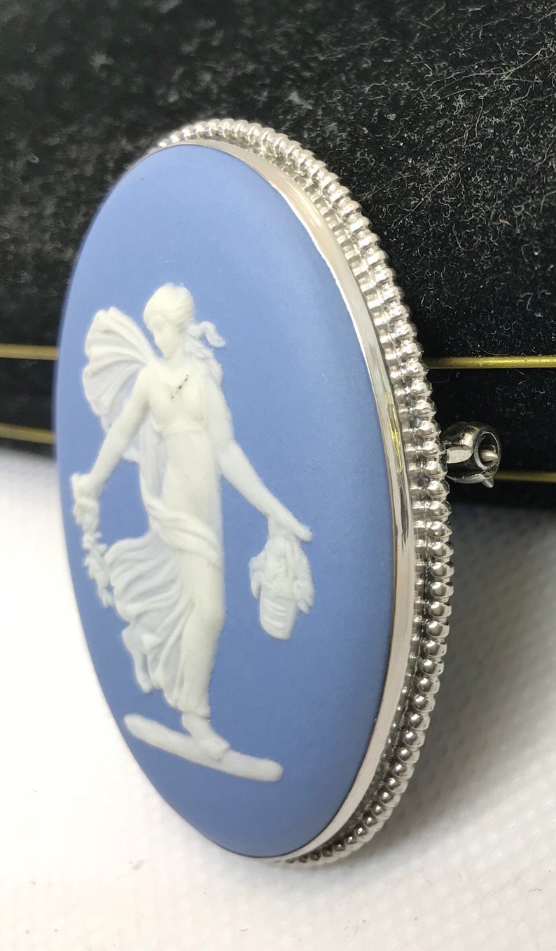 17grms Sterling silver wedgewood pin brooch great condition 52x36mm 3576