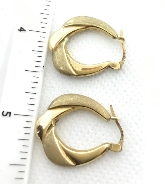 10kt gold earrings, so pretty, and dainty.  2 grm… - image 3