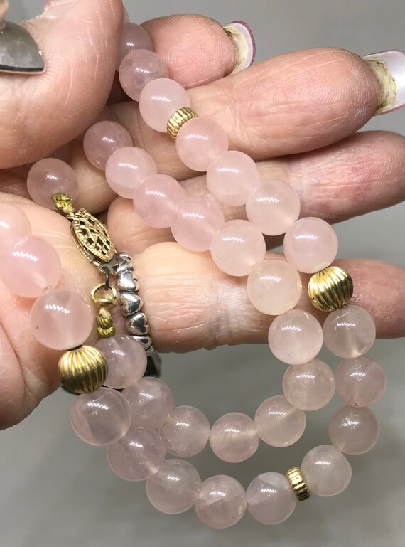 Beautiful rose quartz bead necklace w 14kt gold f… - image 1