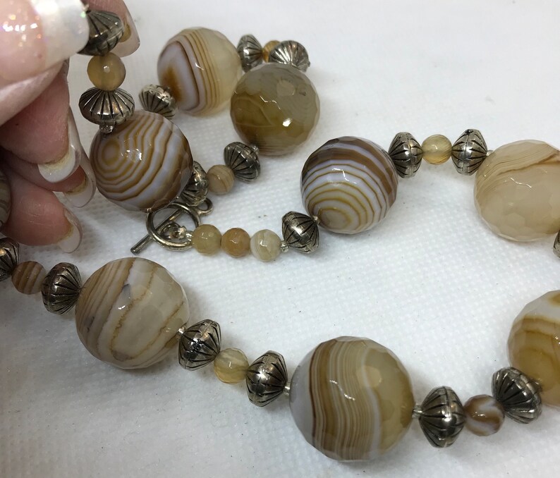 3 oz banded 3692 17 grms honeycomb faceted agate bead necklace 17mm beads 17 long