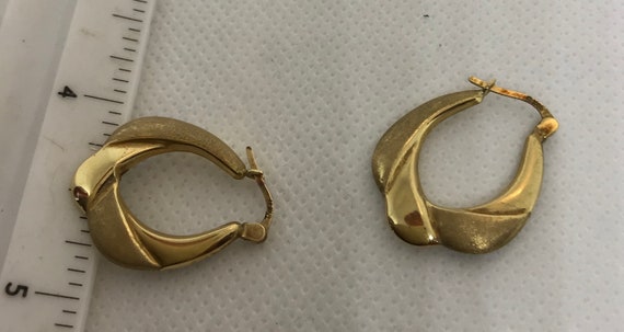 10kt gold earrings, so pretty, and dainty.  2 grm… - image 4