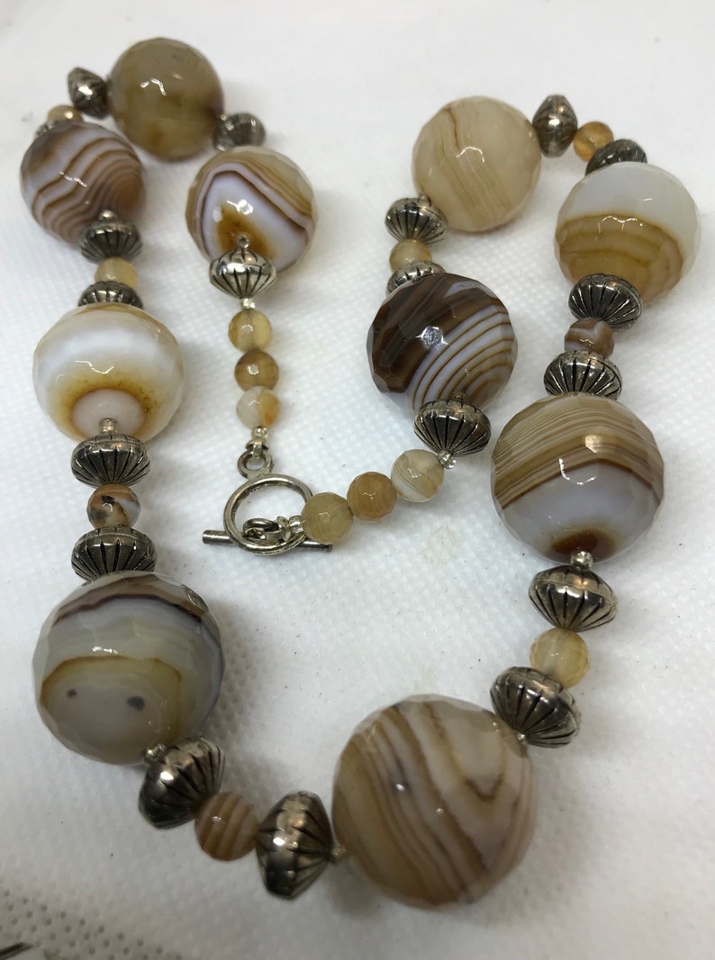 3 oz banded 3692 17 grms honeycomb faceted agate bead necklace 17mm beads 17 long