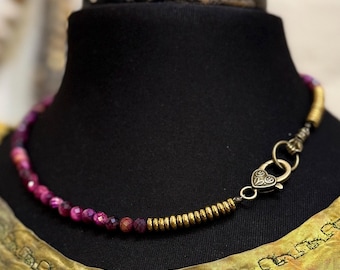 Collana in occhio di tigre fucsia naturale sfaccettato ed ematite placcata oro: stile boho