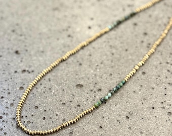 Moderne Minimal Messing und facettierte Afrikanische Türkis Halskette mit Lotus Charm