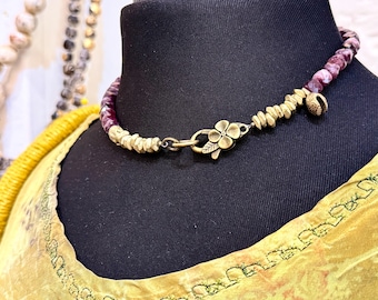 Collana con granato a cubo sfaccettato e ottone africano: stile boho