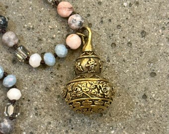 Geätzter Messing Gefäß Anhänger an Handgeknüpfter Halskette aus mattem Amazonit und Kristall