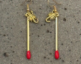 Light Up the Night Streichholz Skorpion Ohrringe